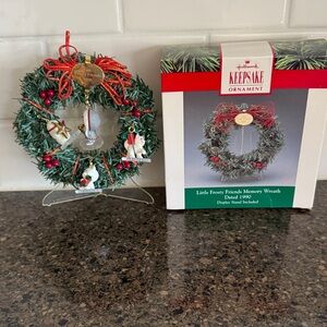 Hallmark Keepsake Holiday Little Frosty Friends Memory Wreath 1990 with stand